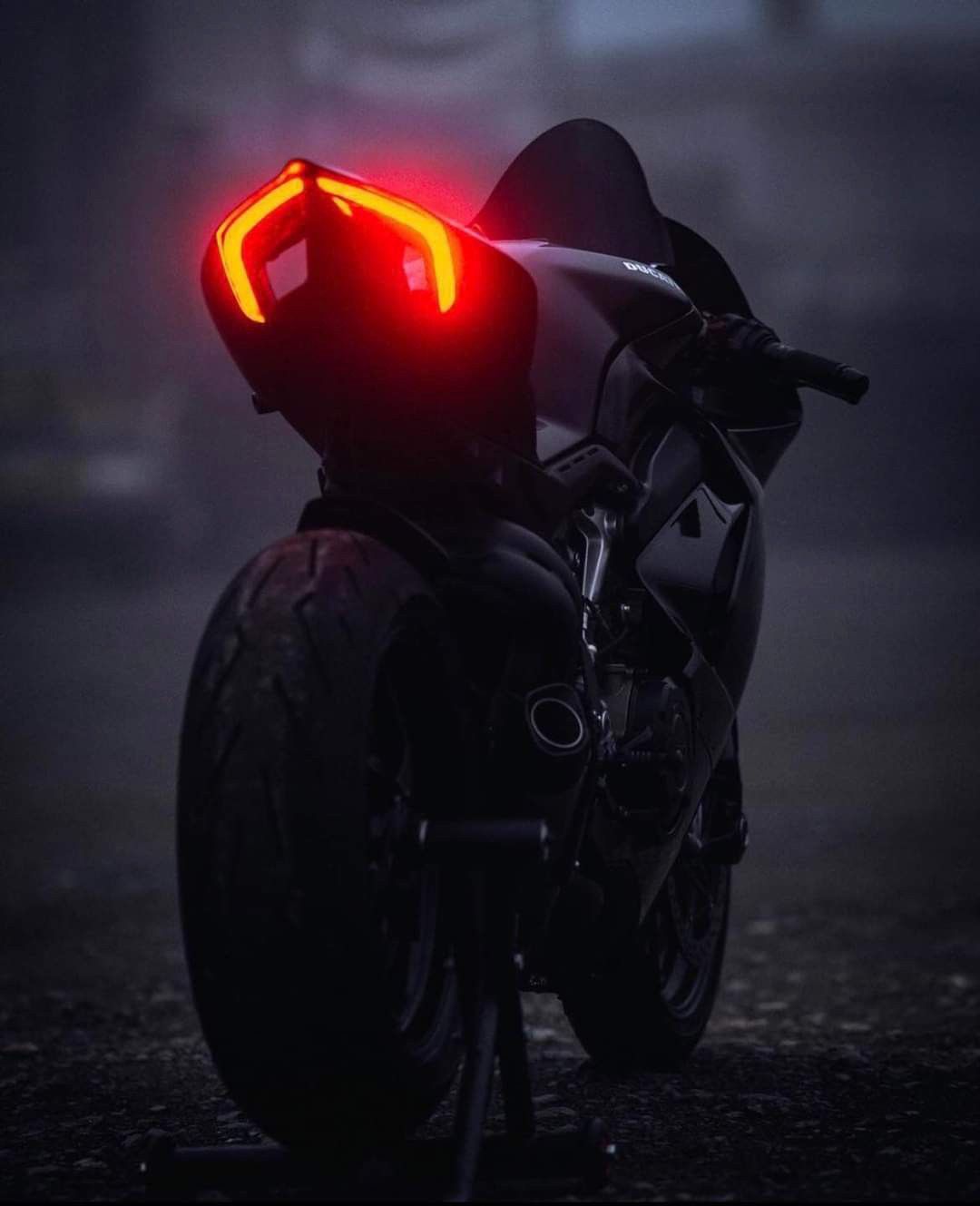Producción audiovisual de moto deportiva en movimiento